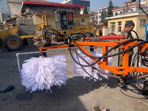 2020年11月11日山西省晉中市昔陽(yáng)縣公路管理段與河南都市機(jī)械設(shè)備有限公司合作，在宋段長(zhǎng)王隊(duì)長(zhǎng)凌師傅的精心安排指導(dǎo)下與喬主任祝師傅的積極努力，成功研制出了加寬雙護(hù)欄板600mm護(hù)欄清洗機(jī)